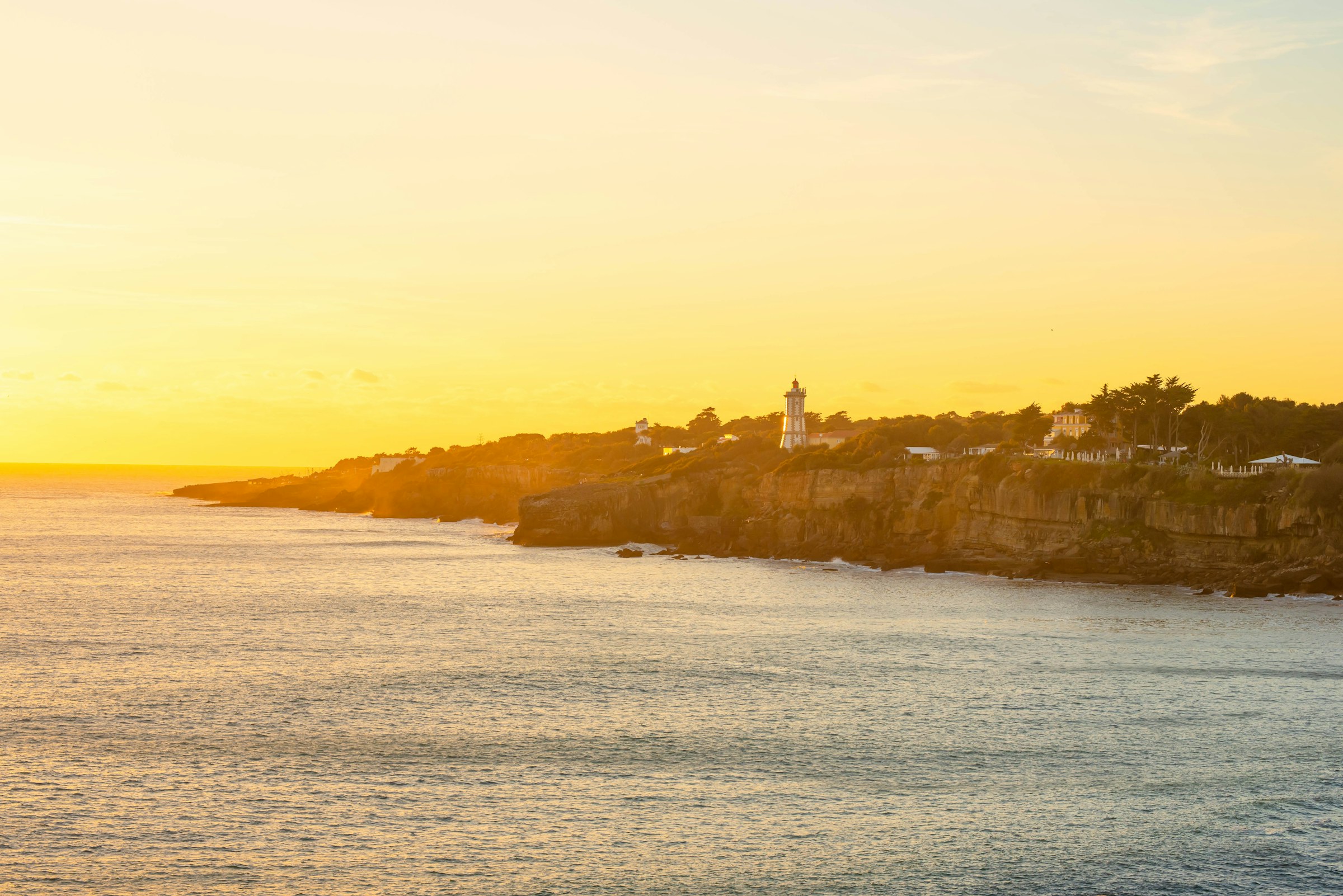 Costa de Cascais y faro de Guia al atardecer